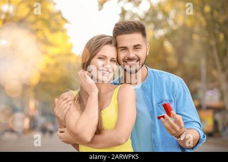 Junger Mann, der seiner geliebten Natur vorschlägt Stockfoto