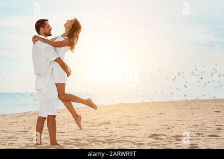 Glückliches Paar an Sea Resort ruht Stockfoto