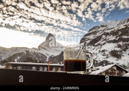 Blick auf das Matterhorn durch das Hotelfenster in Zermatt Stockfoto