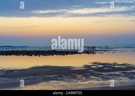 Weite Aufnahme eines schönen Strandes in zahora spanien Stockfoto