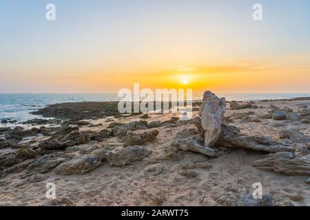 Schöne Aufnahme eines Sonnenaufgangs an der Küste von zahora spanien Stockfoto