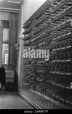 Telefonaustausch (im Inneren des Tele-Communications-Gebäudes in Amsterdam) Datum: 14. Februar 1969 Standort: Amsterdam, Noord-Holland Schlüsselwörter: Interieur Stockfoto