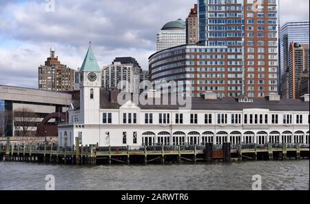 New YORK CITY (MANHATTAN), USA - 24. JANUAR 2018: Das prächtige City Pier A Harbour House vom Hudson River aus im Battery Park. Stockfoto