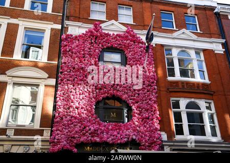 London, Großbritannien. Januar 2020. Blumen werden außerhalb der Maddox Gallery im Zentrum Londons ausgestellt, während sie sich auf den Valentinstag vorbereiten. Kredit: Dinendra Haria/SOPA Images/ZUMA Wire/Alamy Live News Stockfoto
