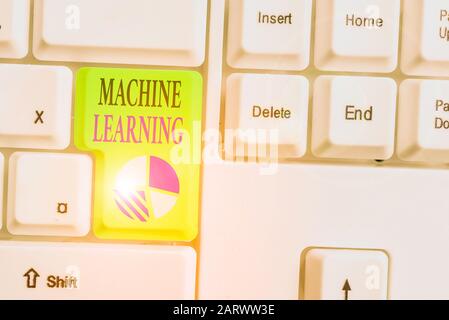 Text Zeichen angezeigt Machine Learning. Business Foto präsentieren wissenschaftliche Studie von Algorithmen und statistischer Modelle. Stockfoto