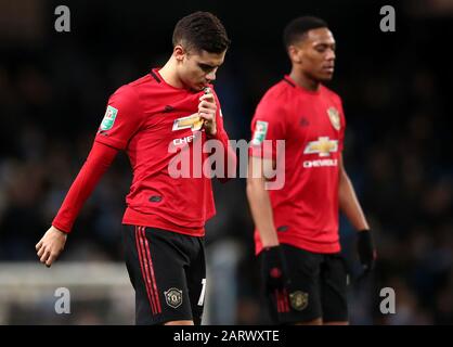 Anthony Martial (links) und Andreas Pereira von Manchester United scheinen nach dem Abpfiff während des Carabao Cup-Halbfinales, dem zweiten Beinspiel im Etihad Stadium, Manchester, niedergeschlagen zu sein. Stockfoto