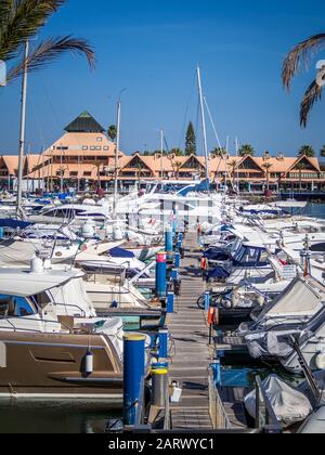 Vilamoura, PORTUGAL - 25. Mai 2019: Blick auf die Jachten im Jachthafen mit Gebäuden hinten, Vilamoura, Algarve, Portugal Stockfoto