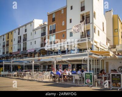 Vilamoura, PORTUGAL - 25. Mai 2019: 7 Café Figo E China, Bar-Lounge in Vilamoura vom ehemaligen Spieler des Fußballs Luís Figo Stockfoto