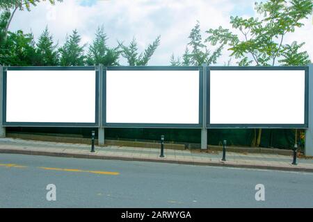 Leere / leere Freiluft-Triple-Plakate auf der Straße Stockfoto