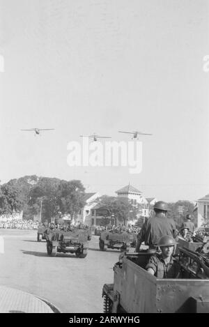 General Rail und andere Behörden besuchen Tasikmalaja BESCHÄFTIGEN, Um sich persönlich über die Situation in der Gegend um Tasikmalaja zu informieren, ging der Armeekommandeur, Leutnant General S.H. Spoor, in Begleitung mehrerer hoher militärischer und ziviler Behörden am 22. Juni 1948 mit dem Flugzeug nach Tasikmalaja. Mit dem Armeekommandeur, Oberstleutnant S.H. Spoor, Jonkheer Van Vredenburgh, Mitglied der niederländischen Delegation; Major General H.J.W. Dürst Britt, Kommandeur der C-Abteilung 7. Dezember, Oberst Santoso, Staatssekretär für Heimatschutz in der Bundes-Übergangsregierung; Lieu Stockfoto