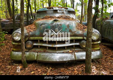 White, GA/USA - Oktober 27, 2018 - Nahaufnahme der Front eines Alten Schrottwagens in einem Junk-Yard Stockfoto