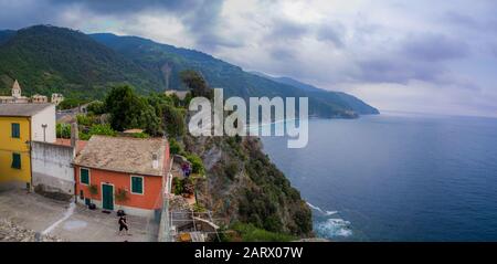 Corniglia, ITALIEN - 08. Juli 2019: Schöner Blick auf Corniglia. Ist eines von fünf berühmten bunten Dörfern des Cinque Terre National Park in Italien, suspende Stockfoto
