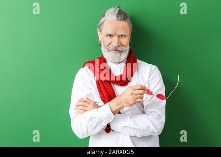 Portrait von stilvollen älterer Mann auf farbigen Hintergrund Stockfoto