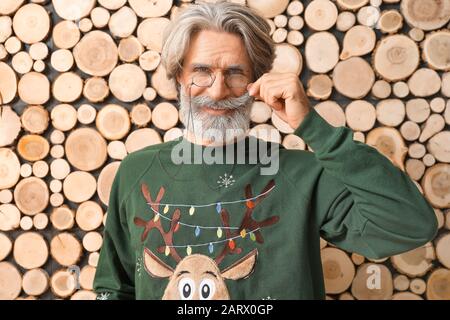 Porträt des eleganten Weihnachtsmanns auf Holzhintergrund Stockfoto