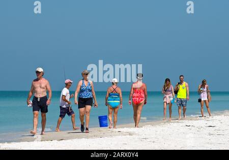 Holmes BEACH, ANNA MARIA ISLAND, FL - 1. Mai 2018: Menschen im Urlaub, die einen Spaziergang am Strand machen und einen schönen sonnigen Tag an der Golfküste genießen Stockfoto