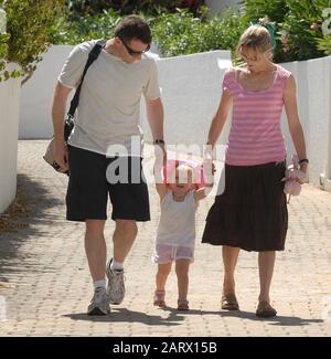 Kate und Gerry McCann bringen ihre jüngste Tochter Amelie in die Kinderkreche im Ocean Club in Praia da Luz, während die Suche nach ihrer vermissten Tochter Madeleine fortgesetzt wird, die am 3. Mai 2007 aus dem Resort verschleppt wurde. Stockfoto