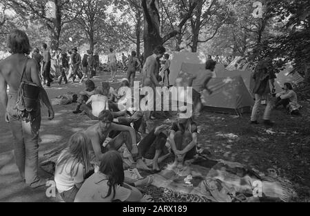 Holland Pop Festival in Kralingse Bos, Rotterdam; Tentenkamp Tentenkamp während des Festivals im Kralingse Bos Datum: 26. Juni 1970 Ort: Kralingse Bos, Rotterdam, Zuid-Holland Schlüsselwörter: Jugend, Musik, Popfestivals, Subkulturen, Zelte Stockfoto