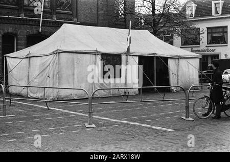 Zelt, in dem Mamaloe 50.000 Gulden in 10,59 Stunden sammeln wollte Zelte Anmerkung: Mamaloe will 50.000 Gulden in 10,59 UHR aufbringen Datum: 29. April 1963 Stichworte: Zelte Stockfoto