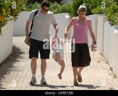 Kate und Gerry McCann bringen ihre jüngste Tochter Amelie in die Kinderkreche im Ocean Club in Praia da Luz, während die Suche nach ihrer vermissten Tochter Madeleine fortgesetzt wird, die am 3. Mai 2007 aus dem Resort verschleppt wurde. Stockfoto