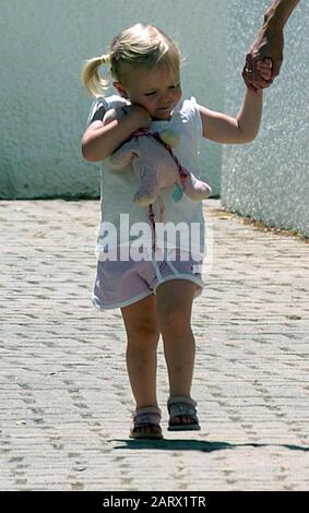 Kate und Gerry McCann bringen ihre jüngste Tochter Amelie in die Kinderkreche im Ocean Club in Praia da Luz, während die Suche nach ihrer vermissten Tochter Madeleine fortgesetzt wird, die am 3. Mai 2007 aus dem Resort verschleppt wurde. Stockfoto