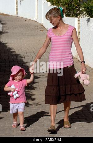Kate McCann nimmt ihre jüngste Tochter Amelie in die Kinderkreche im Ocean Club in Praia da Luz, während die Suche nach ihrer vermissten Tochter Madeleine fortgesetzt wird, die am 3. Mai 2007 aus dem Resort verschleppt wurde. Stockfoto
