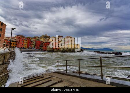 bucht von Boccadasse vom Fenster aus gesehen Stockfoto