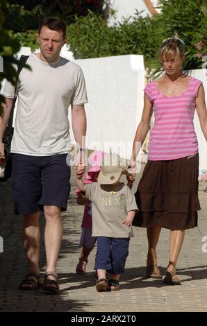Kate und Gerry McCann bringen ihre jüngsten Kinder Sean und Amelie in die Kinderkreche im Ocean Club in Praia da Luz, während die Suche nach ihrer vermissten Tochter Madeleine fortgesetzt wird, die am 3. Mai 2007 aus dem Resort verschleppt wurde. Stockfoto