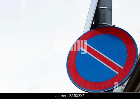 Kein Schild mit Parkmöglichkeit vor dem Hintergrund. An der Stange hängen. Stockfoto