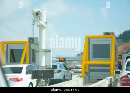 Kamera vor der Autobahnkabine Stockfoto