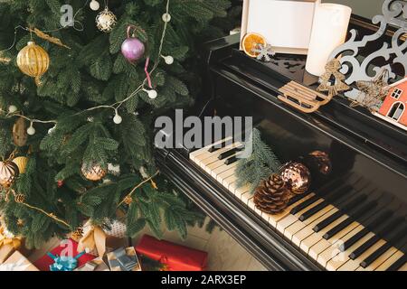 Grand Piano mit Weihnachtsbaum im Zimmer Stockfoto