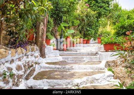 Malerische schmale Straße im Stadtteil Plaka, Athen, Griechenland. Plaka ist eine der wichtigsten Touristenattraktionen Athens. Schöne traditionelle alte Gasse auf der Stockfoto