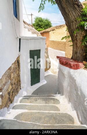 Malerische schmale Straße im Stadtteil Plaka, Athen, Griechenland. Plaka ist eine der wichtigsten Touristenattraktionen Athens. Schöne traditionelle alte Gasse auf der Stockfoto