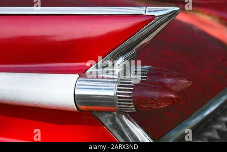 Retro Fin mit einem Alten Red Classic Car Stockfoto