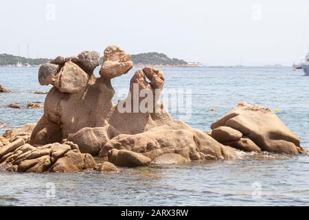 Steine am Strand Liscia Ruja auf Sardinien Stockfoto