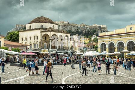 Athen - 7. Mai 2018: Monastiraki Platz mit Blick auf die Akropolis in Athen, Griechenland. Im Sommer besuchen die Menschen ein altes Zentrum Athens. Dieser historische Bereich Stockfoto