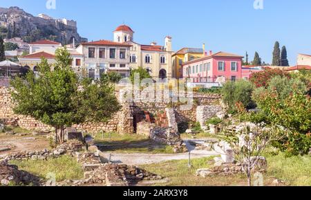 Hadriansbibliothek mit Blick auf schöne bunte Häuser im Stadtteil Plaka, Athen, Griechenland. Es ist eines der wichtigsten Wahrzeichen Athens. Panoramaaussicht Stockfoto