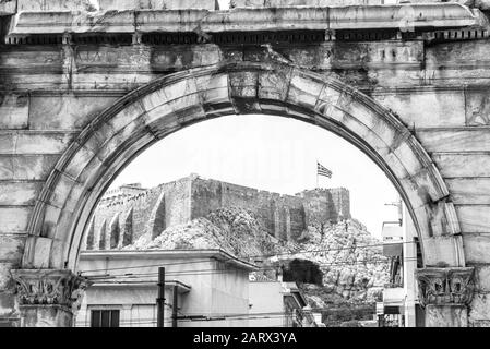 Hadriansbogen mit Blick auf Akropolis, Athen, Griechenland. Es ist eine der wichtigsten Touristenattraktionen Athens. Schwarz-Weiß-Vintage-Foto des alten G. Stockfoto