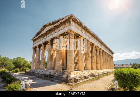 Tempel des Hephaestus in Agora, Athen, Griechenland. Es ist eines der wichtigsten Wahrzeichen Athens. Sonniger Blick auf den antiken griechischen Tempel von Hephaestus. Berühmt Stockfoto