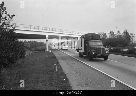 Rijksweg A4 Amsterdam - den Haag Auf der Höhe von Nieuw-Vennep Datum: 16. Oktober 1966 Standort: Nieuw-Vennep, Noord-Holland Schlagwörter: Autobahnen, Viadukte, Lastwagen Stockfoto