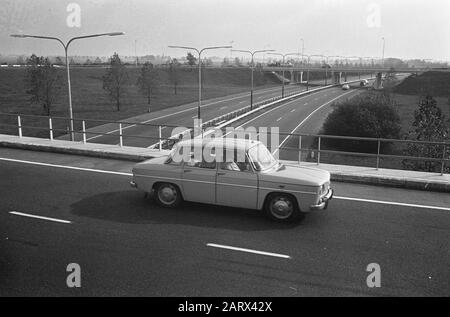 Rijksweg A4 Amsterdam - den Haag Auf der Höhe von Nieuw-Vennep Datum: 16. Oktober 1966 Standort: Nieuw-Vennep, Noord-Holland Schlagwörter: Autos, Autobahnen, Viadukte Stockfoto