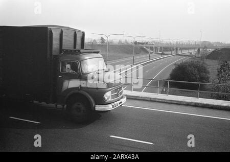 Rijksweg A4 Amsterdam - den Haag Auf der Höhe von Nieuw-Vennep Datum: 16. Oktober 1966 Standort: Nieuw-Vennep, Noord-Holland Schlagwörter: Autobahnen, Viadukte, Lastwagen Stockfoto