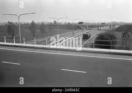 Rijksweg A4 Amsterdam - den Haag Auf der Höhe von Nieuw-Vennep Datum: 16. Oktober 1966 Standort: Nieuw-Vennep, Noord-Holland Schlüsselwörter: Autobahnen, Viadukte Stockfoto