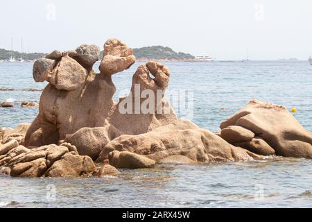 Steine am Strand Liscia Ruja auf Sardinien Stockfoto