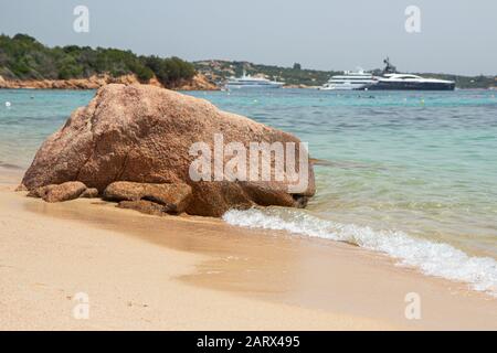 Steine am Strand Liscia Ruja auf Sardinien Stockfoto