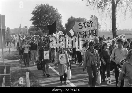 Geländebesetzung Moerdijk gegen neue Atomkraftwerke; Demonstranten auf dem Weg zum Gewerbegebiet Moerdijk Datum: 5. Oktober 1985 Schlüsselwörter: Belegung, Demonstranten Stockfoto