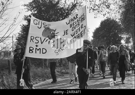 Geländebesetzung Moerdijk gegen neue Atomkraftwerke; Demonstranten mit Bannerdatum: 5. Oktober 1985 Schlagwörter: Belegung, Demonstranten, Atomkraftwerke, Banner Stockfoto