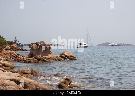 Steine am Strand Liscia Ruja auf Sardinien Stockfoto