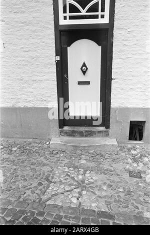 Voordeur in Thorn, het Witte Dorp in Limburg-Datum: 29. Juli 1968 Standort: Limburg-Thorn Schlüsselwörter: Türen, Gebäude, Stadtansichten Stockfoto