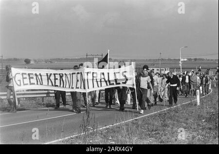 Geländebelegung Moerdijk gegen neue Atomkraftwerke; die Demonstranten im Gewerbegebiet Moerdijk Samstag Datum: 5. Oktober 1985 Schlagwörter: Belegung, Demonstranten, Atomkraftwerke Stockfoto