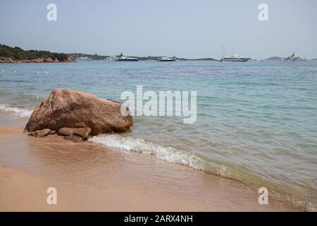 Steine am Strand Liscia Ruja auf Sardinien Stockfoto